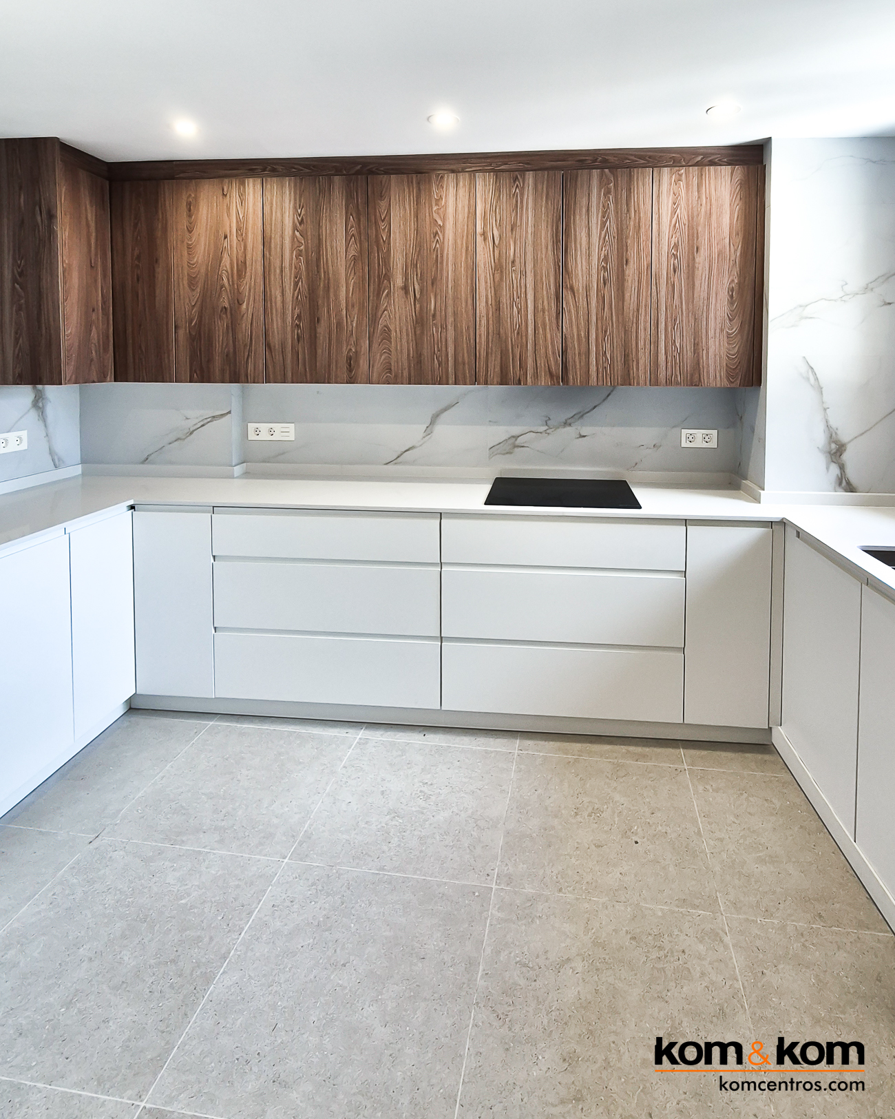 cocina moderna blanca y madera nogal sin tiradores